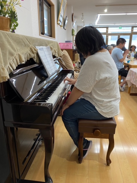 238f5f0f5defd2b3f5487f6561dd7fd3小松ピアノ.jpg